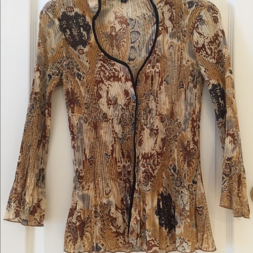 Pretty multi color blouse with nice design. Size S